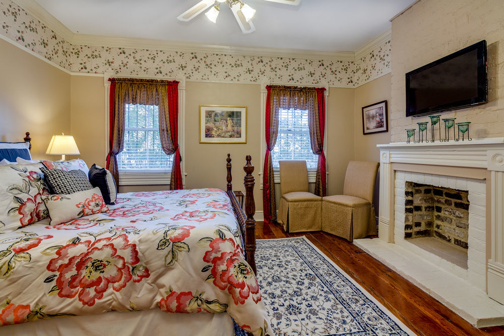 Amethyst Garden Bed & Breakfast Savannah Exterior photo