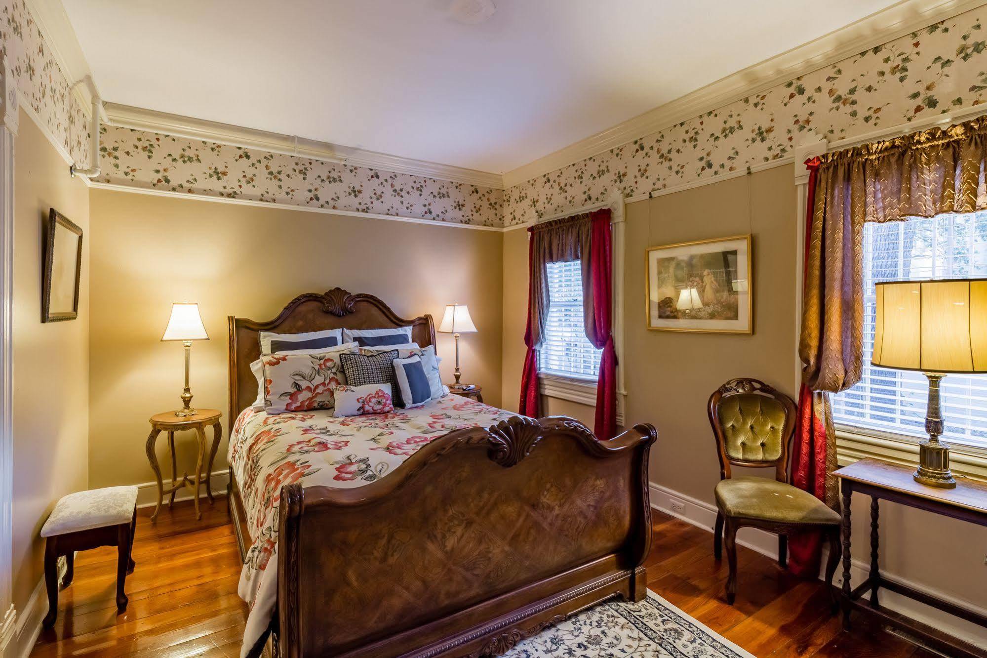 Amethyst Garden Bed & Breakfast Savannah Exterior photo